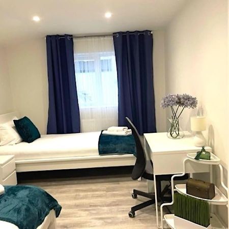 2 Bedroom Serviced Apartment # ロンドン エクステリア 写真