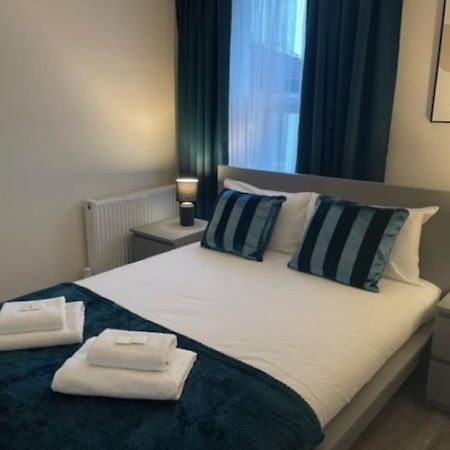2 Bedroom Serviced Apartment # ロンドン エクステリア 写真