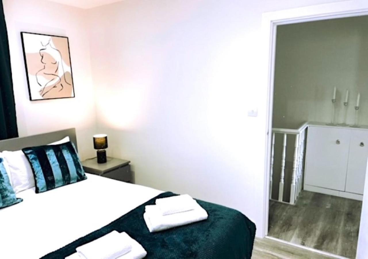 2 Bedroom Serviced Apartment # ロンドン エクステリア 写真