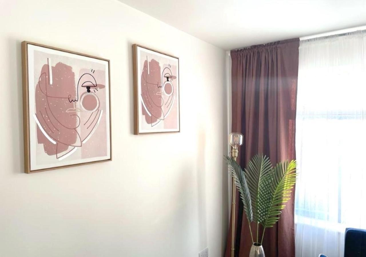 2 Bedroom Serviced Apartment # ロンドン エクステリア 写真